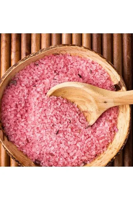 Ahşap kap ve kaşık içinde pembe aromalı kese tuzu