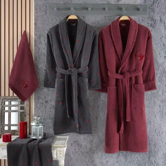 Askıda duran bordo ve koyu gri kuşaklı iki bornoz