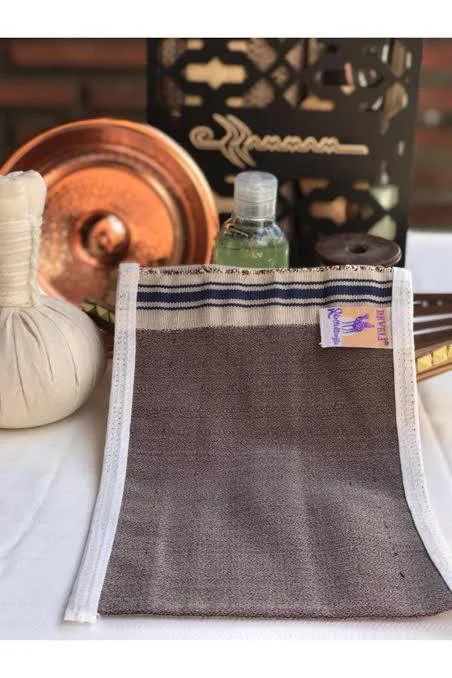 Spa aksesuarlarının önünde sergilenen koyu renkli kalın floş kese